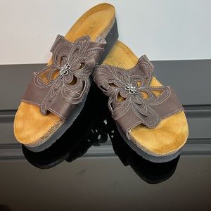 Naot Sandy Slide Brown with flower cutout.